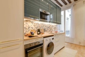 Réfrigérateur, micro-ondes, four, plaque de cuisson