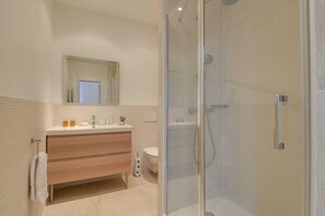 Dusj, hårføner og håndklær