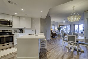 Kylskåp, mikrovågsugn, ugn och spishäll