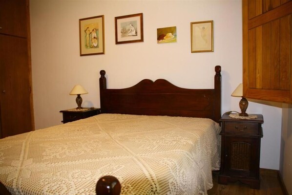 3 bedrooms, iron/ironing board, bed sheets