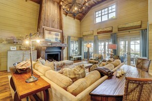 Smart TV - 5 bedroom oceanfront home in Sea Pines with a pool & unbeatable views! (Hilton Head Island)