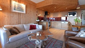 En hyggelig stue med sofa, sofabord og et træspisebord.