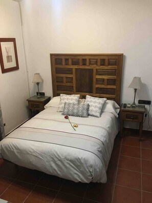 Safe på rommet, skrivebord, blendingsgardiner og strykejern/-brett