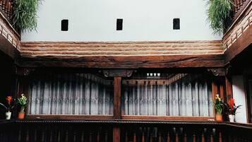 إطلالة على الفناء