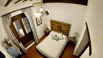 Tallelokero huoneessa, työpöytä, pimennysverhot, silitysrauta/-lauta