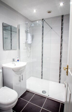 Shower, towels - Altahammond House (Carrickfergus)