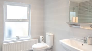 Habitación doble Deluxe | Baño | Regadera y toallas