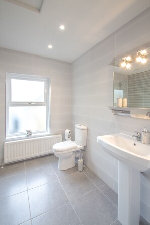 Deluxe Double Room | Bathroom | Shower, towels