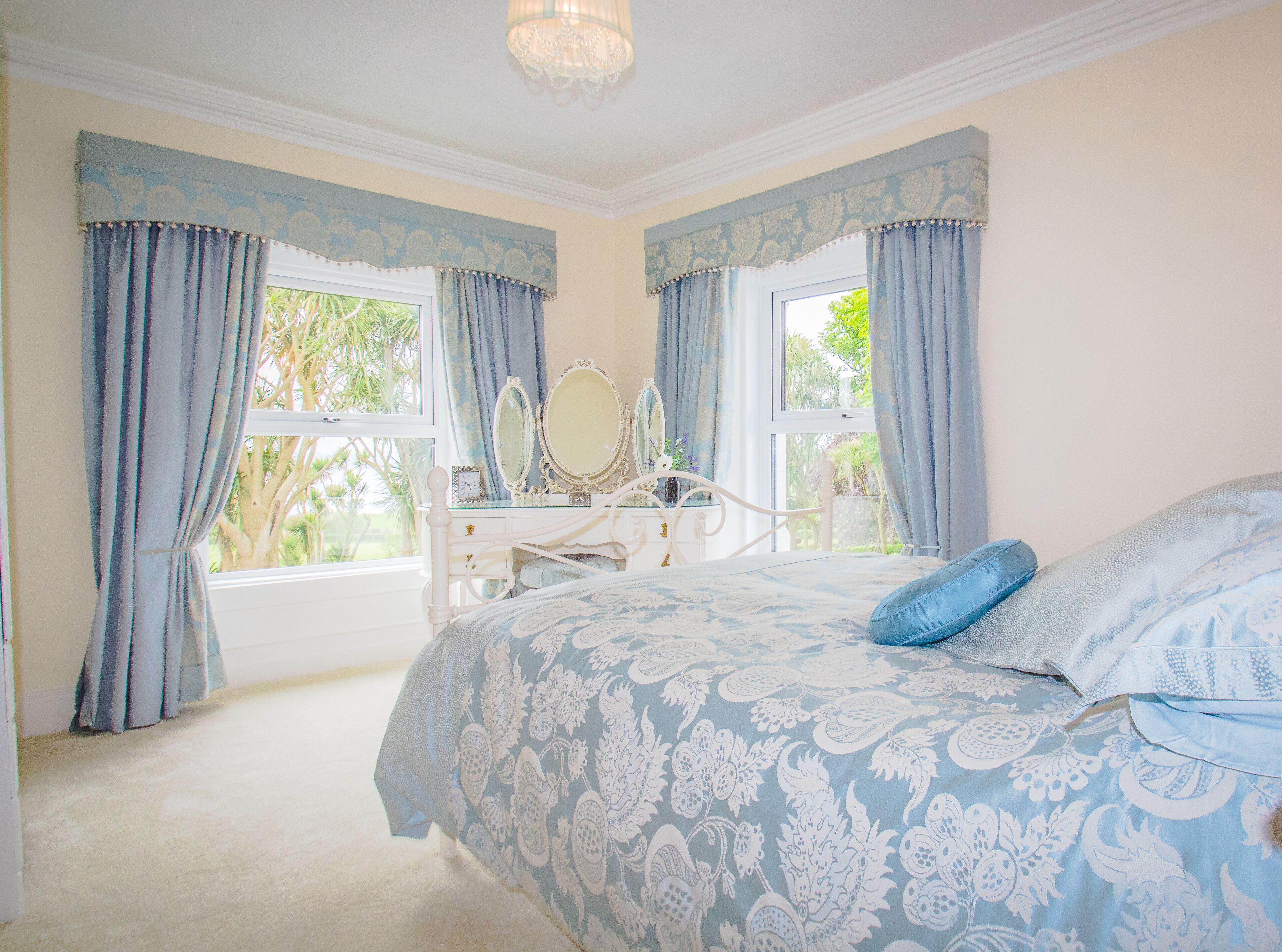 办公桌、免费 WiFi、床单