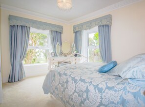 办公桌、免费 WiFi、床单