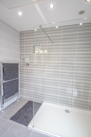 Deluxe Double Room | Bathroom shower - Altahammond House (Carrickfergus)