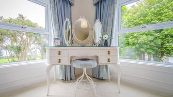 Escritorio, wifi gratis y ropa de cama