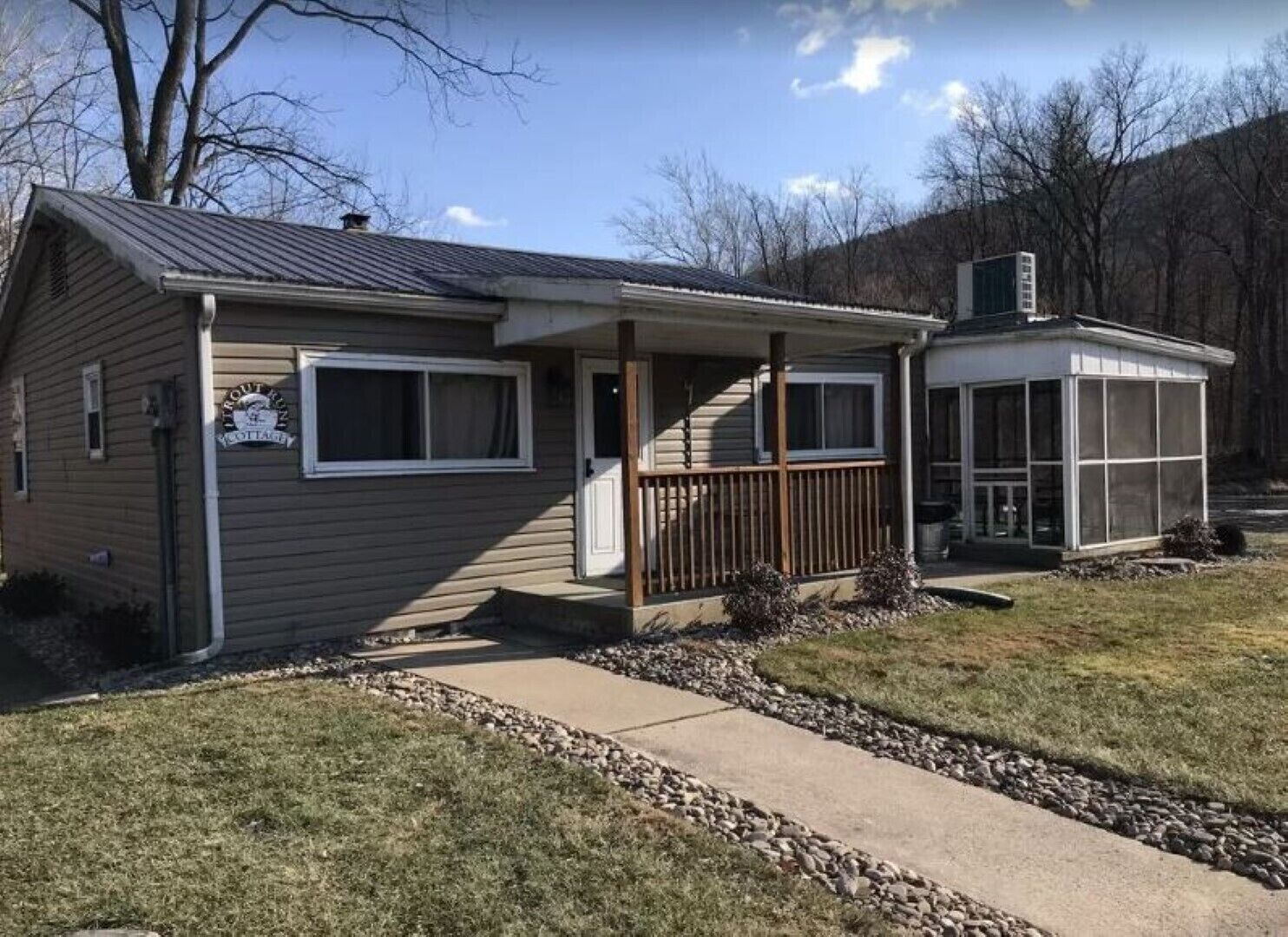 Waterfront cottage on corner lot w/ hot tub, fire pit, & kayaks. Pet friendly. 