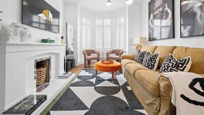 TV, offices - This house is a 4 bedroom(s), 3 bathrooms, located in Manchester, England. (Manchester)