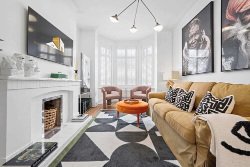 This house is a 4 bedroom(s), 3 bathrooms, located in Manchester, England.