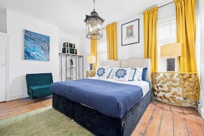 4 habitaciones, tabla de planchar con plancha y cuna de viaje 