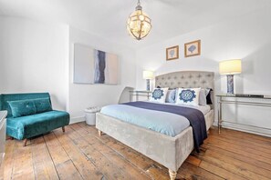 4 slaapkamers, een strijkplank/strijkijzer, reisbedje, gratis wifi