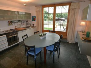 Lava-louças, cadeirão de bebê, mesas de jantar