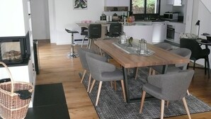 Een moderne keuken met een eethoek.