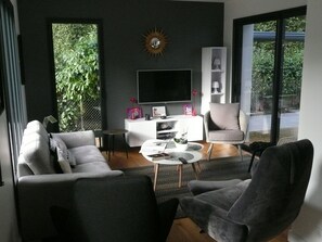 TV, fireplace, ping pong, books