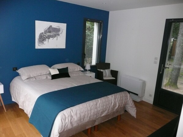 4 bedrooms, desk, iron/ironing board, free WiFi