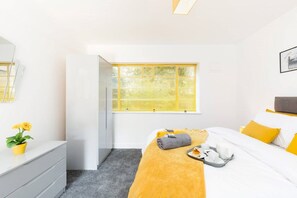1 slaapkamer, een strijkplank/strijkijzer, wifi, beddengoed