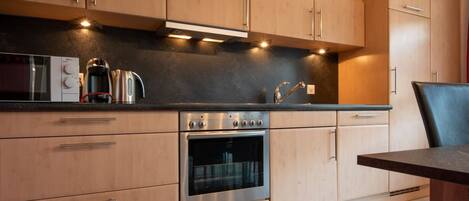 Lavavajillas, trona infantil y batidora