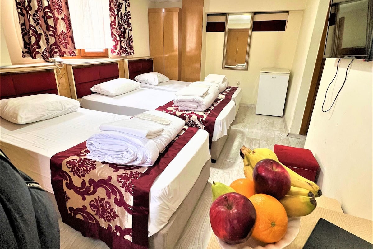 Quarto triplo standard | Frigobar, escrivaninha, ferros/tábuas de passar roupa, Wi-Fi de cortesia