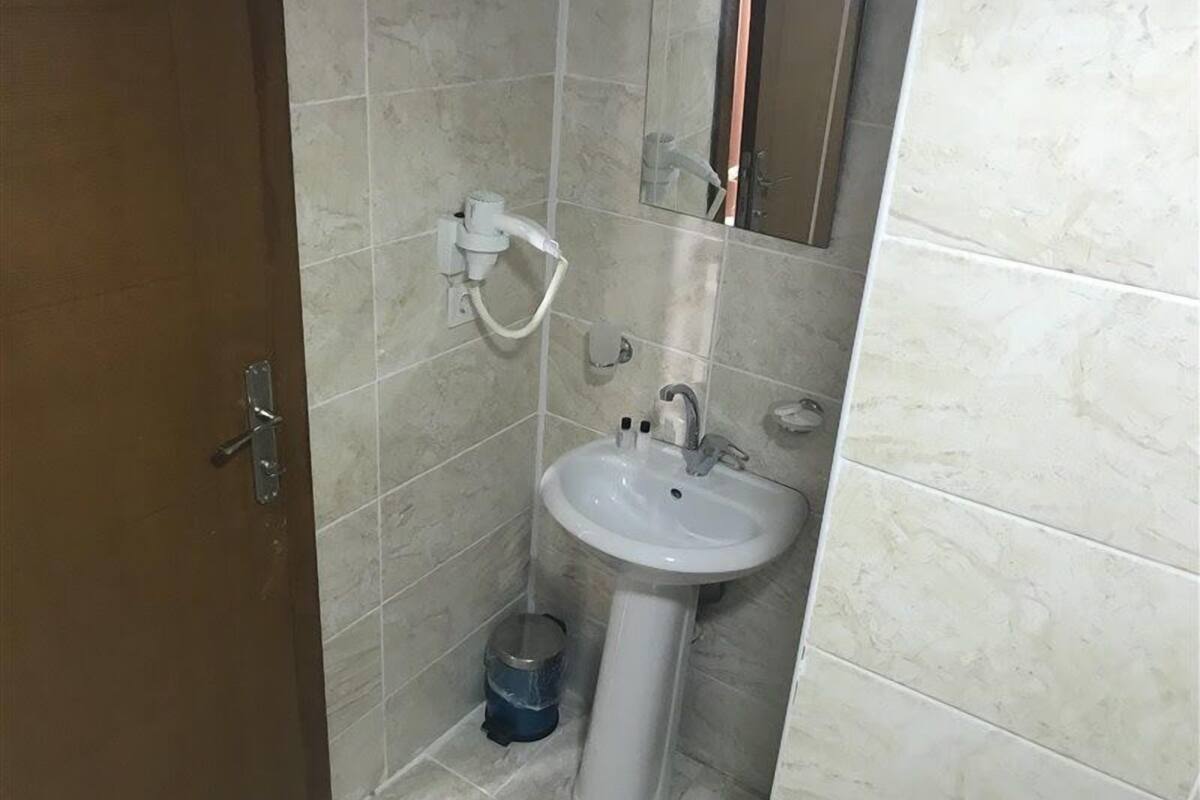 Frigobar, escrivaninha, ferros/tábuas de passar roupa, Wi-Fi de cortesia