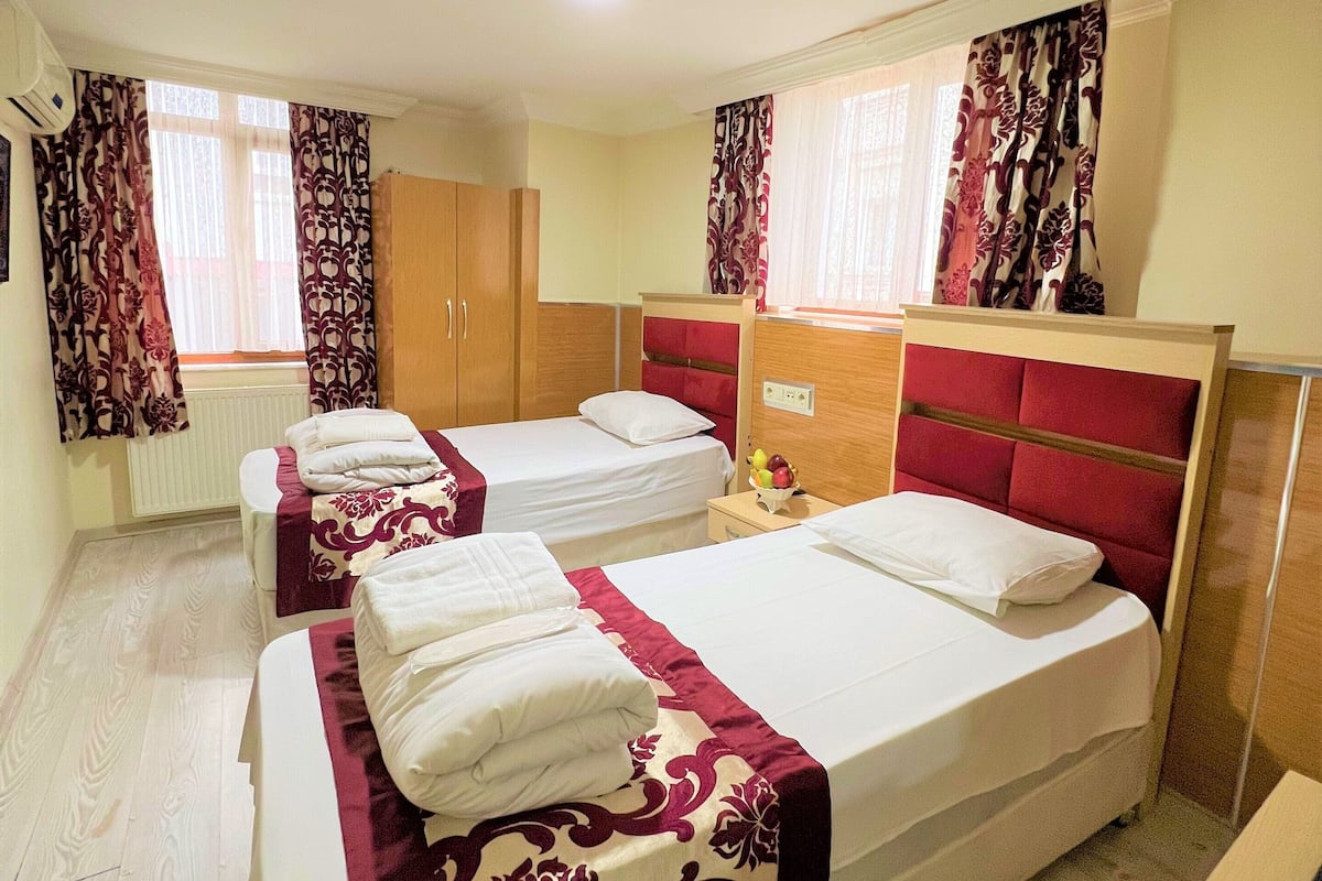 Quarto casal ou duplo standard | Frigobar, escrivaninha, ferros/tábuas de passar roupa, Wi-Fi de cortesia