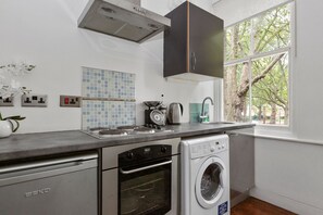 Apartment | Eigene Küche | Kühlschrank, Mikrowelle, Ofen, Herdplatte