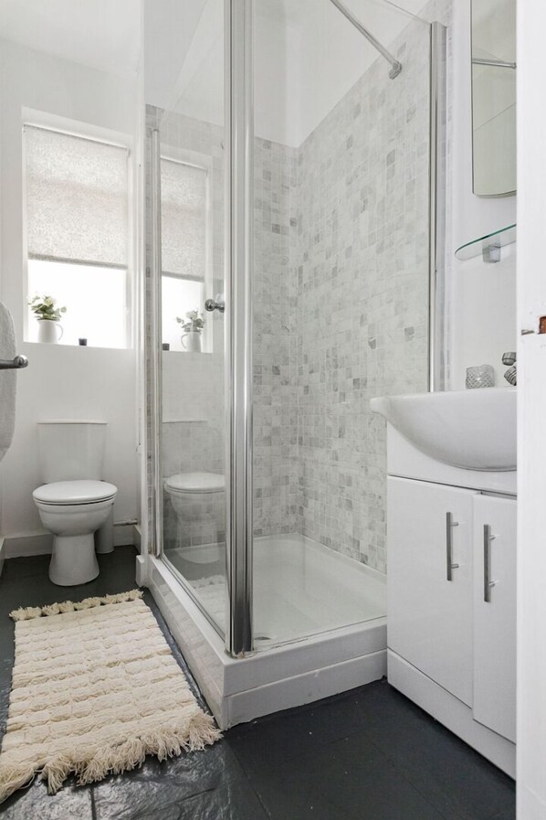 Departamento | Baño | Tina y regadera independientes y amenidades de baño gratuitas 