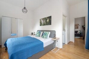 Departamento | 1 habitación, decoración personalizada, muebles diferentes y escritorio 