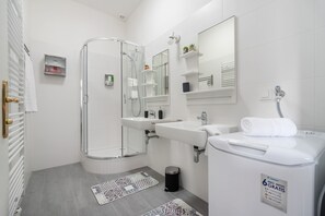 Apartment | Badezimmer | Dusche, Haartrockner, Hausschuhe, Handtücher