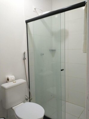Shower, towels, soap, toilet paper - Pousada Mananauê (Ipojuca)