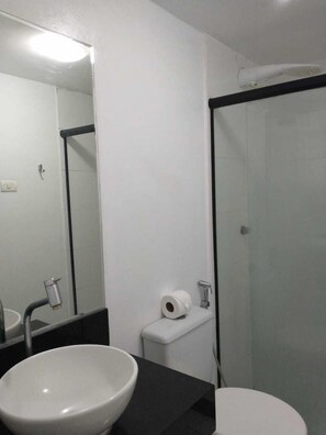 Shower, towels, soap, toilet paper - Pousada Mananauê (Ipojuca)