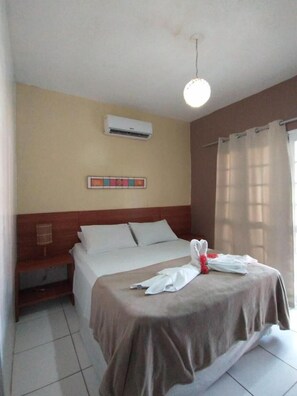 办公桌、免费 WiFi