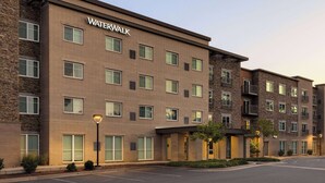 Un hotel de diversos pisos amb façana de maó, nombroses finestres i un rètol que diu "Waterwalk".