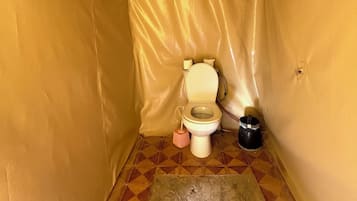 Shower, handuk, dan tisu toilet