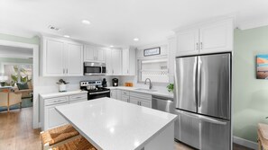 Réfrigérateur, four à micro-ondes, un four, surface de cuisson
