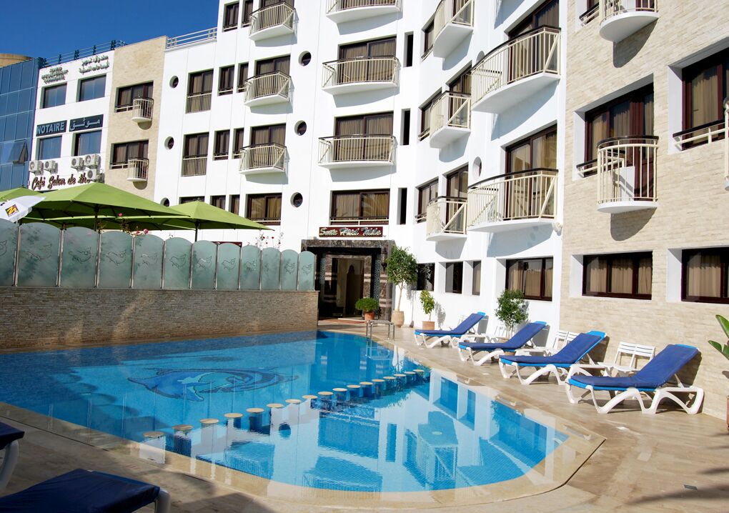 حمّام سباحة خارجي، مظلات على حمّام السباحة، مقاعد للتشمس