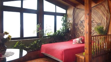 Habitació doble panoràmica | Escriptori i roba de llit