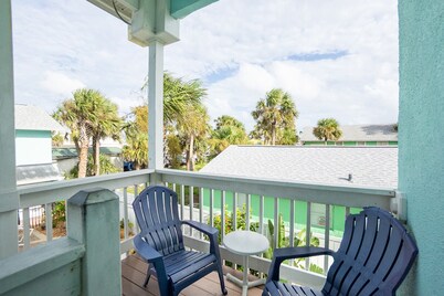 Salty Kisses Seaside Condo just steps to the beach and fishing pier 