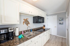 Refrigerador, microondas, cafetera y tetera y licuadora 