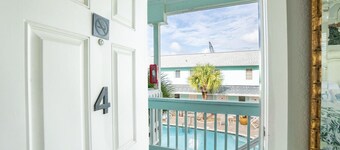 Salty Kisses Seaside Condo just steps to the beach and fishing pier 