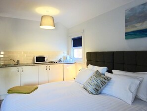 Family Room | Private kitchen | Mini-fridge, microwave, electric kettle - Reading Serviced Rooms (Reading)