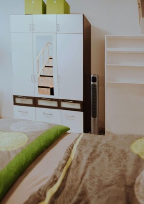 Une chambre à coucher avec un lit, une armoire et un radiateur.