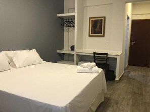 Quarto superior | Frigobar, espaço de trabalho para notebook, cortinas blackout