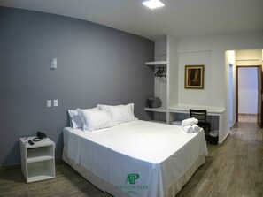 Habitación estándar | Minibar, espacio para trabajar con un portátil, cortinas opacas