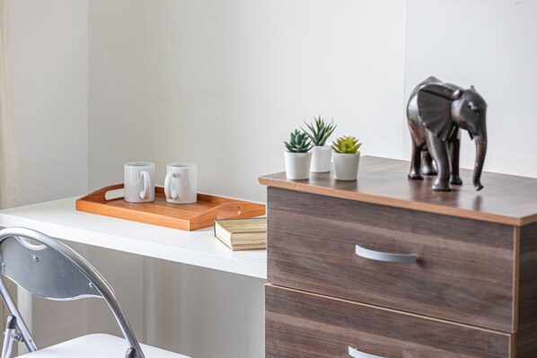 Habitación doble | Espacio para trabajar con laptop y tabla de planchar con plancha